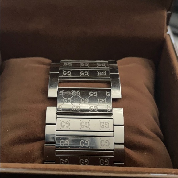 Gucci Watch with Diamonds and Mother of Pearl Face - Picture 5 of 11